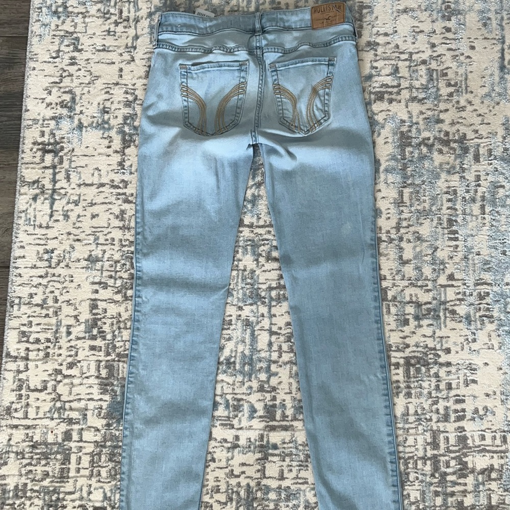 Hollister, Light wash, 3R, skinny, no tears!